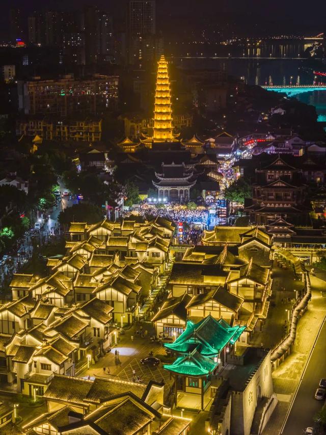 被重庆光芒掩盖，这座小城被一碗“刨猪汤”带火，景点几乎免费看