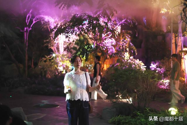 温室花园夜游启幕！下雨浇不灭游客热情