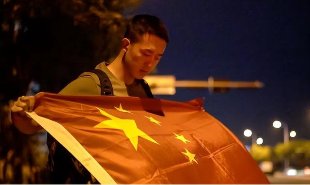 看哭了，中国游客的爱国操作，到底有多感人？