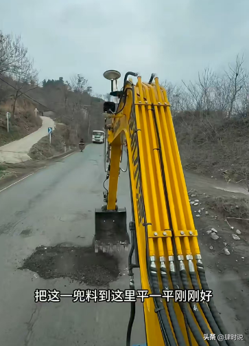 小伙开挖机去西藏，318帮助无数人脱困，却因收1000块被网友诟病