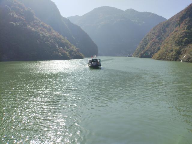 鄂渝行第四天（上）：小红船换小白船，从巫山到巴东