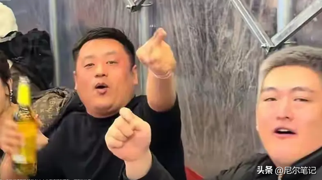 赵本山儿子请客吃砂锅，在暖棚里凑桌显寒酸，宋晓峰喝到鼻脸通红