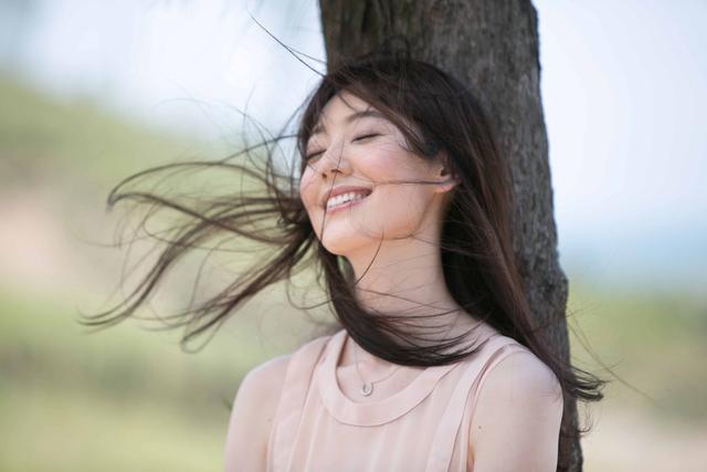 讨好大佬，陪睡上位，遭央视“开除	”	，她身上的标签哪个才是真的