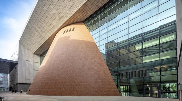 淄博陶瓷琉璃博物馆何以出圈：从“高冷”展馆到顶流文化地标