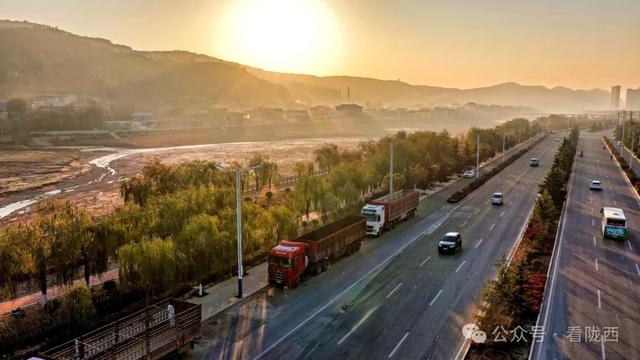 【图观陇西·新视角】陇西：晨雾披金 古城醒在暖光里