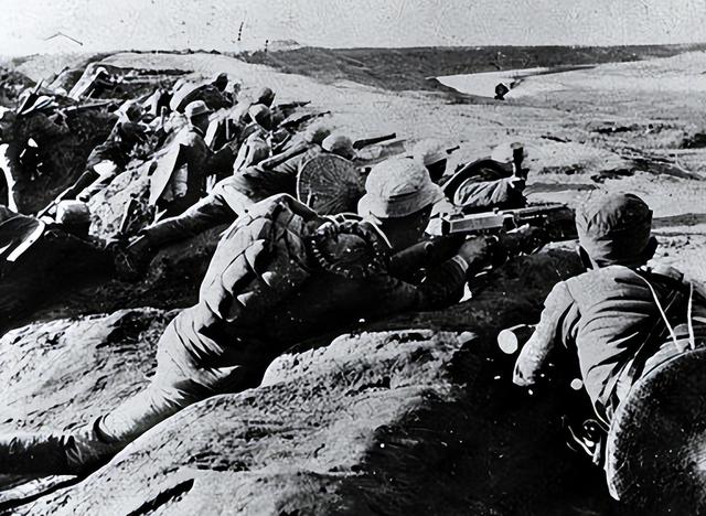 1970年老人去部队看儿子被哨兵拦下，老人：让你们师长跑步来见我