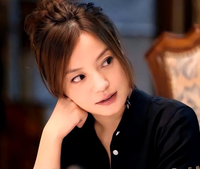 因胃癌去世传闻真相大白半年	，49岁赵薇近况曝光，琼瑶真没说错