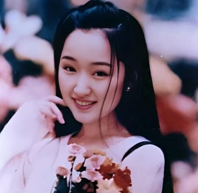 善恶终有报，53岁不婚不育的杨钰莹，原来早已经上了另一条大道！
