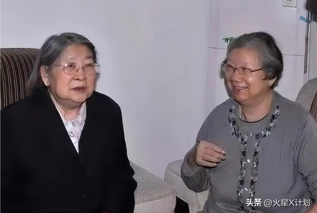 1974年，刘思齐再婚后和丈夫及孩子们的合影，满脸洋溢着幸福