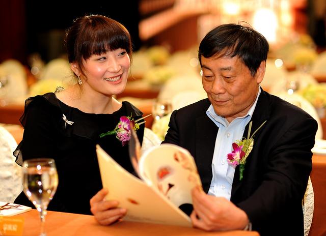 演都不演了！宗馥莉辞职后，宗泽后发文批评，推出竞品和侄女对打