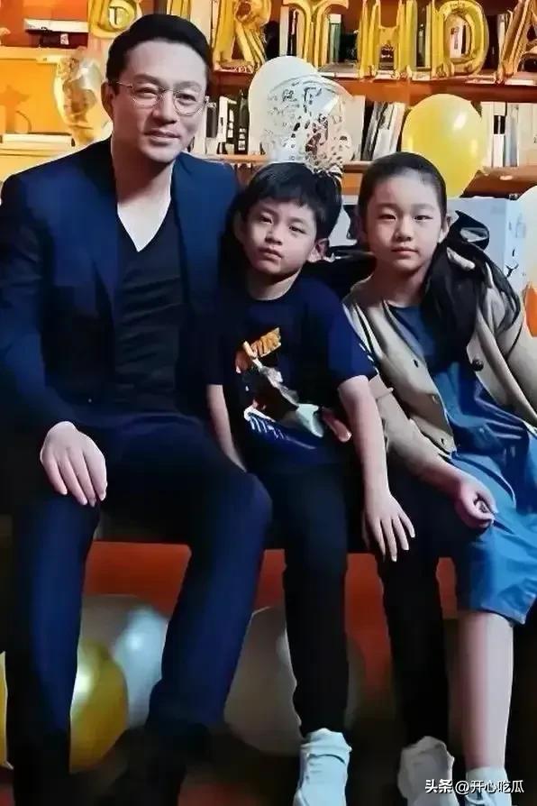 小玥玥和小箖箖街头骑车散步，爸爸推姐弟俩荡秋千，玩得太开心了