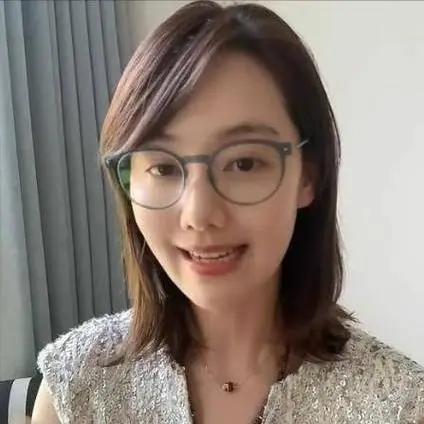 讨好大佬，私生活混乱、被央视“开除”，她身上哪个标签是真的？