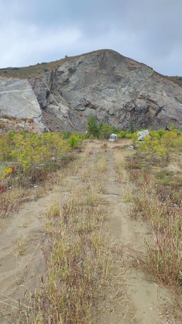 闲逛包头大青山南坡笸箩铺景点，去时一人，景区也一人，有点荒野