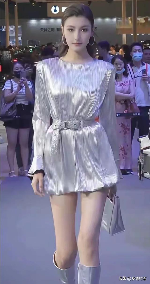 维吾尔超模热依莎，体格高大长的真好看，极具国际范