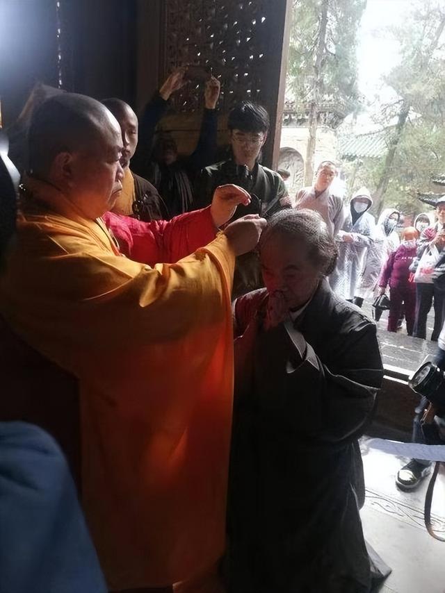 释永信翻车后，最惨的不是他，而是捐46亿，想要葬身少林的蔡志忠