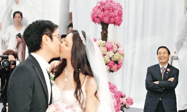 14岁就长得“倾国倾城”，24岁被富豪花7亿娶回家，8年生下4个娃