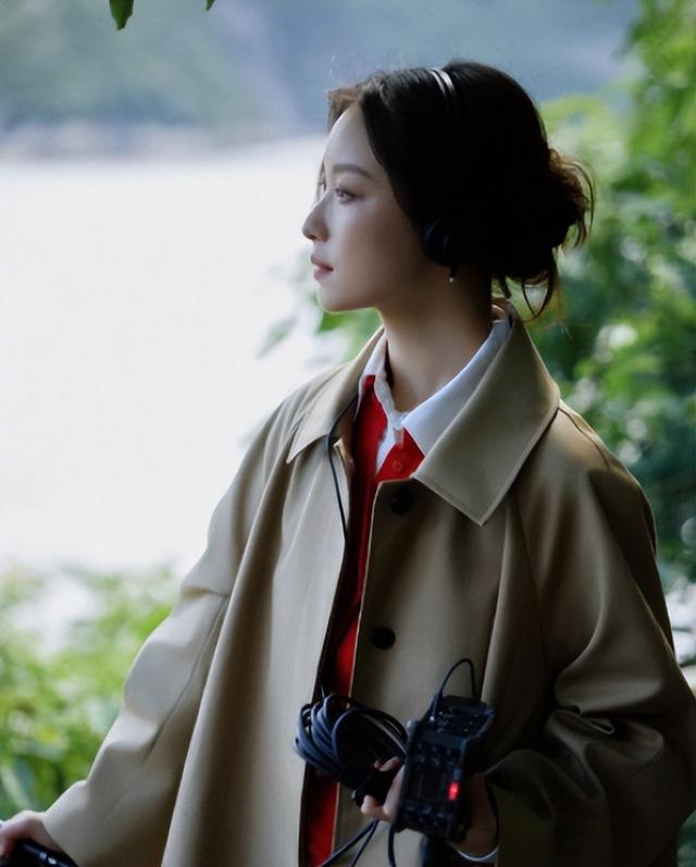 37岁倪妮晒照过圣诞，一细节暴露真实现状，难怪当初看不上冯绍峰