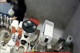 后续！店员泼顾客咖啡完整视频曝出，风评反转！网友:是我也会泼图片
