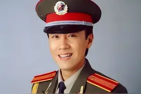 他曾给中央领导献唱，却因穿和服引众怒，如今事业回春仍饱受争议图片