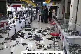 白嫖上瘾了？女房东见男租客老实涨租14年，不租后竟砸他店面出气图片