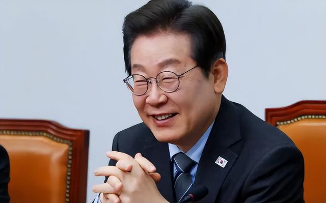 中美会谈结束不到24小时，特朗普再下一城，韩国举手妥协，李在明：对美国投3500亿美元！
