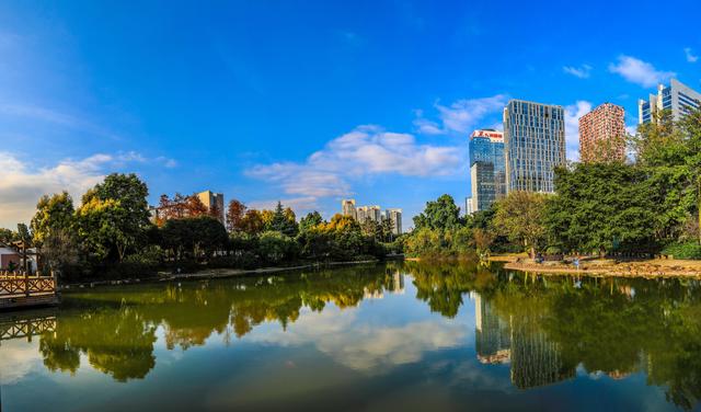 涛光碧影城似锦