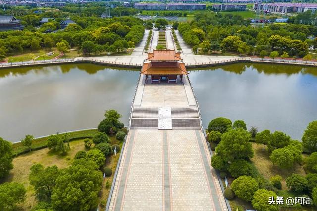 33度的丰水湖公园空寂无人，能直达的公交车线路多得令人惊讶