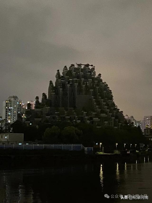 上海：繁华背后的商场荒芜之境