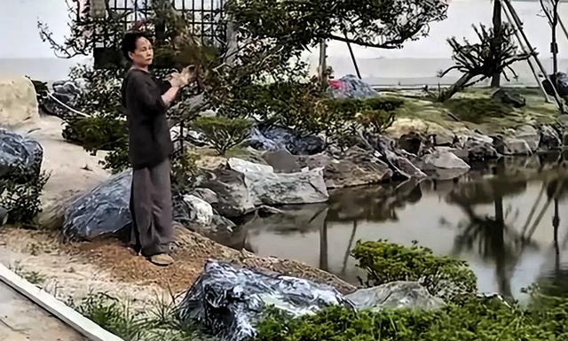 赖昌星前妻曾明娜现状：独居3000平老宅，种花做饭，活成人生赢家