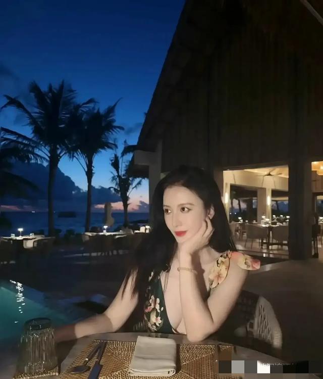 她绝对是娱乐圈胸最大的老板娘 喜欢展露身材，总是低胸深v露美腿