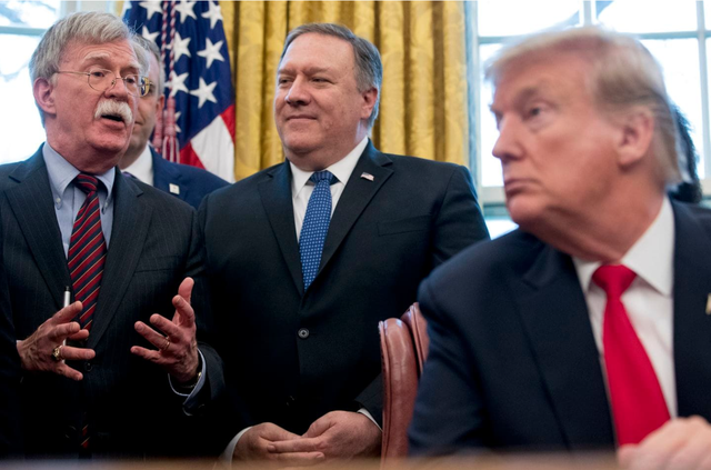 英伟达交 15%“保护费”，苹果送金摆件！特朗普咋总薅科技羊毛？