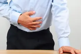 医生强调：肠癌早期不是腹痛，而是身体出现这3大异常，一定留意图片