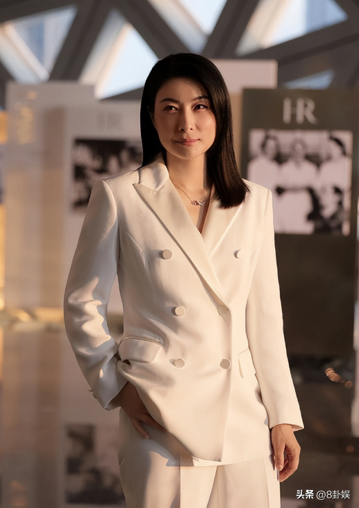 霍震霆没想到，44岁儿媳郭晶晶再次官宣喜讯，让整个阔太圈沉默了