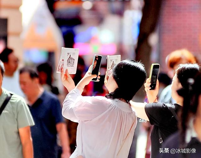 入秋后 冰城避暑游热度不减 各景点游客扎堆
