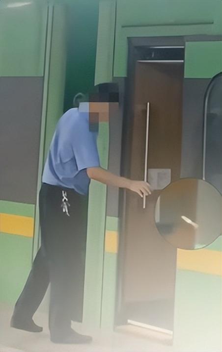 偷鸡不成蚀把米！女子投诉高铁工作人员抽烟，自己却被扒个底朝天