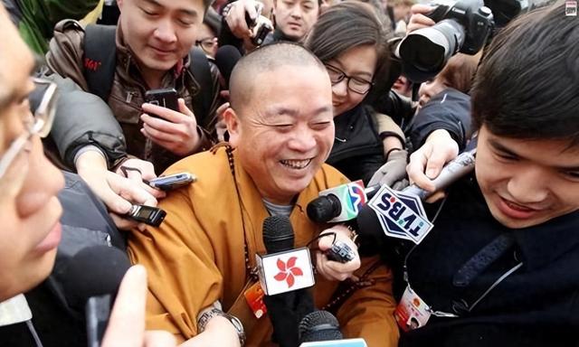 释永信风波刚平，李湘突然发文回应，一句话坦白二人真实关系