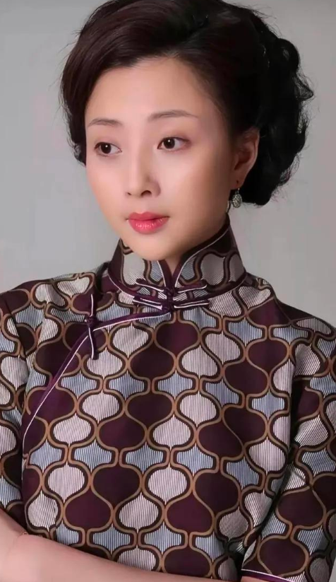 她是演员中的女富豪，豪车多的开不过来，如今45岁却活得像20岁