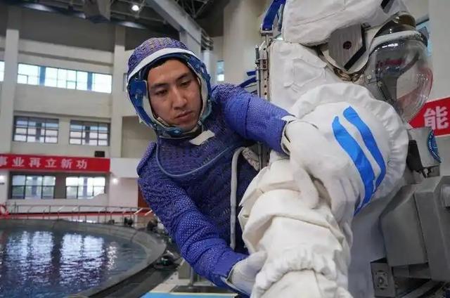 她是宇航员武飞的妻子，画一幅画送丈夫上太空，娶一个贤妻旺三代