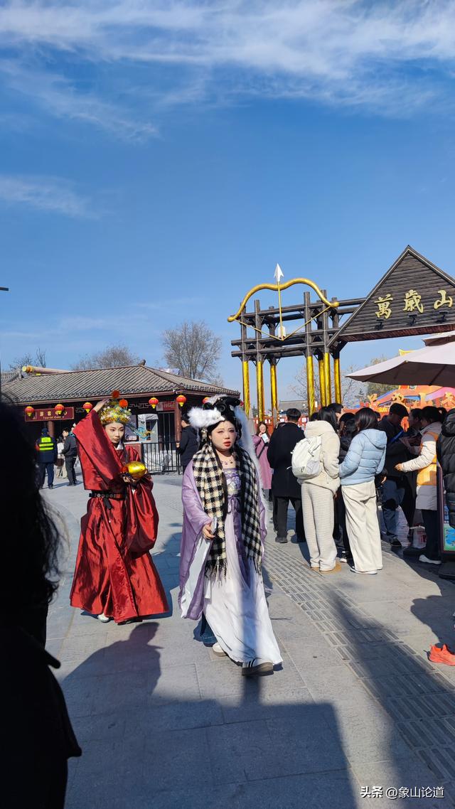 寒冷的冬天挡不住旅客的热情，开封万岁山武侠城客流暴增