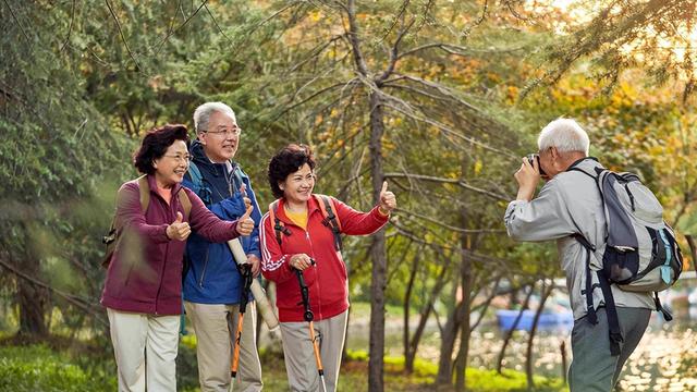 “退休了，终于能把地图走成路”：千万60后正在疯玩这十年