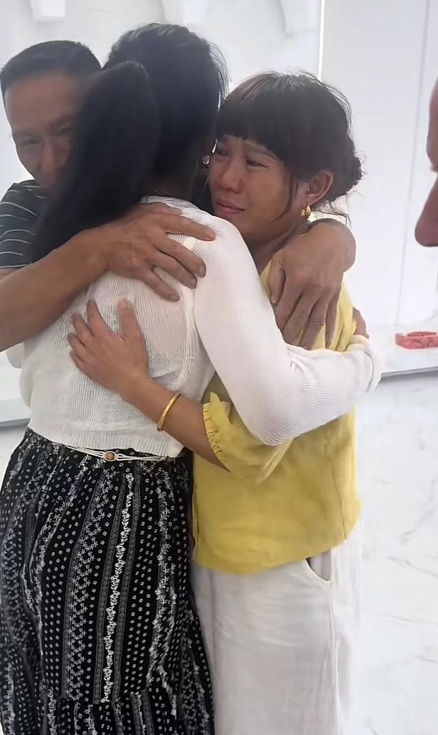 比利时女孩黄楼认亲结束，和养父母去北京旅游，离别前生母后悔了