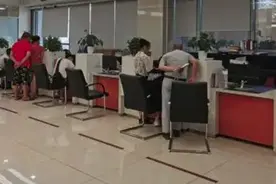 儿子替九旬植物人父亲换卡，被银行要求证明——我是儿子！律师：这个流程没问题图片