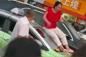 女子当街裸舞后续：大张胳膊互动群众，真容曝光富态，大爷看直了图片