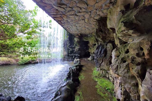 宁波北仑发现一个园林型风景，彩绘长廊与假山瀑布相映，景美如画