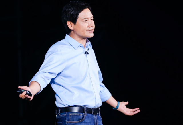 风向变了？官媒接连锐评，没给雷军留一丝体面，董明珠话有人信了