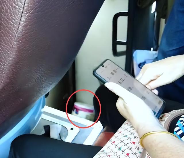湖北小伙报老年旅行团，大妈在车上当众大便，全车被熏得捂鼻干呕
