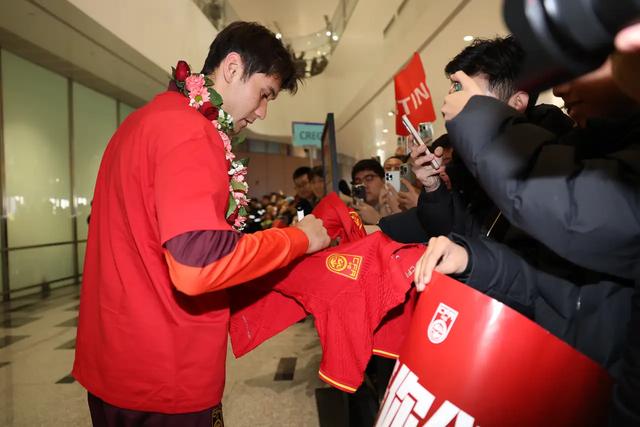 U23国足亚军回国，机场展示“让对手忌惮未来”T恤，这底气在哪？