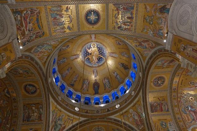 塞尔维亚，老贝城的圣萨瓦大教堂，马赛克壁画把金色用到极致典雅