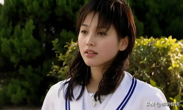 落毛凤凰不如鸡？42岁著名歌手江苏走穴，宾客只顾吃席没人搭理