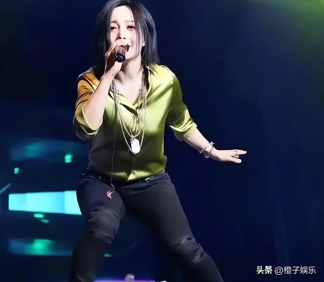 她连上5次春晚，私下却和恩师同居怀孕被骗流产，今57岁依然单身